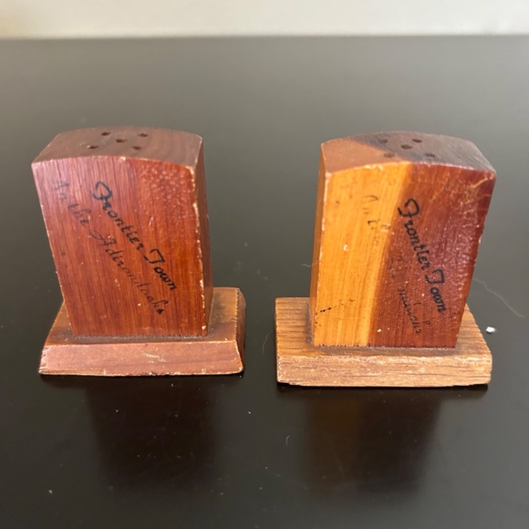 Grave Stone Salt and Pepper Shakers. - Picture 3 of 7